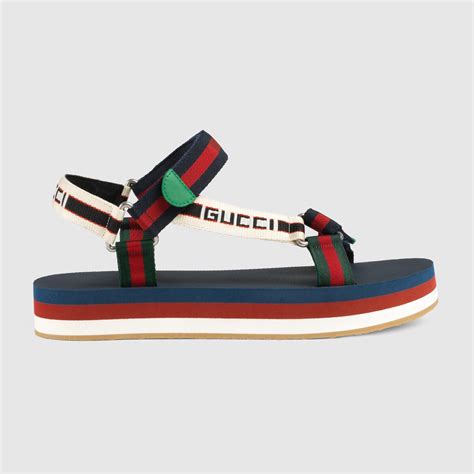 Gucci Claquettes et sandales .